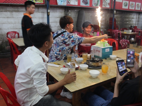 ĐÓN SINH NHẬT CÙNG KHÁCH CỦA DÊ NÚI THẢO NGUYÊN